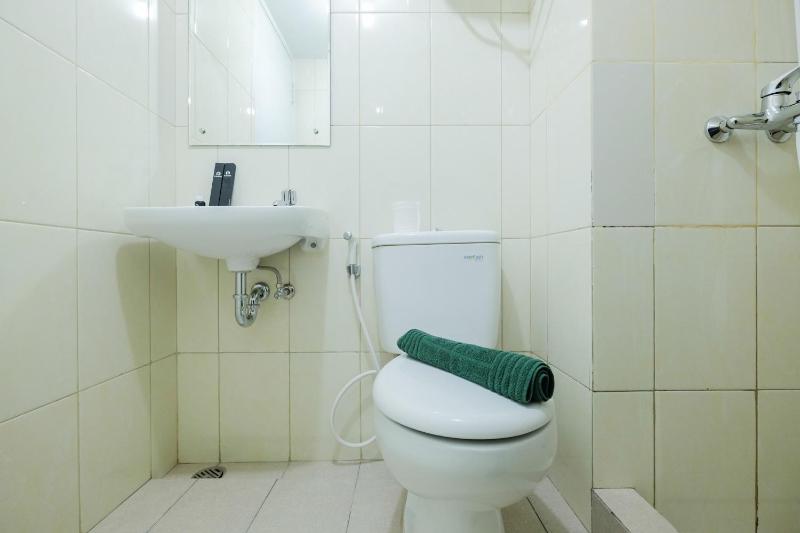 Spacious 2BR Apartment at The Springlake Summarecon Bekasi By Travelio - image 7