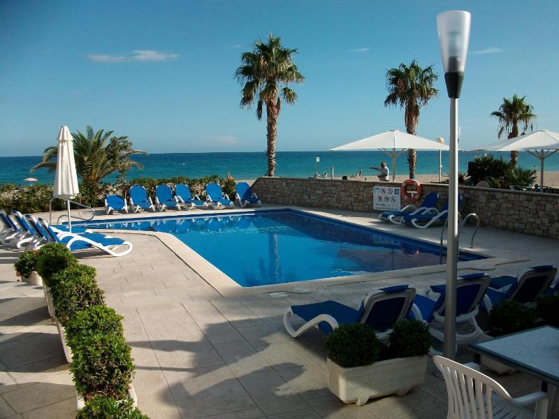 One-Bedroom Apartment - Beachfront image 3