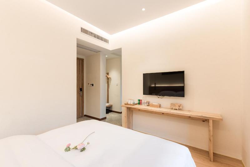 Deluxe Queen Room + Bathtub image 4