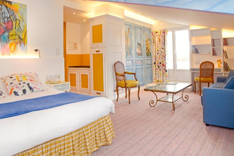 Double Room with Balcony (3 Adults) image 1