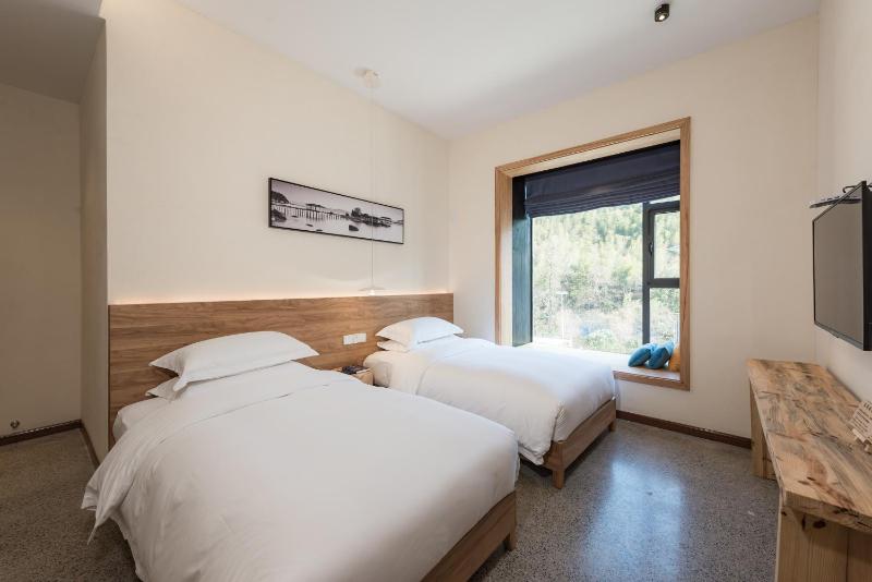 Superior Twin Room image 3