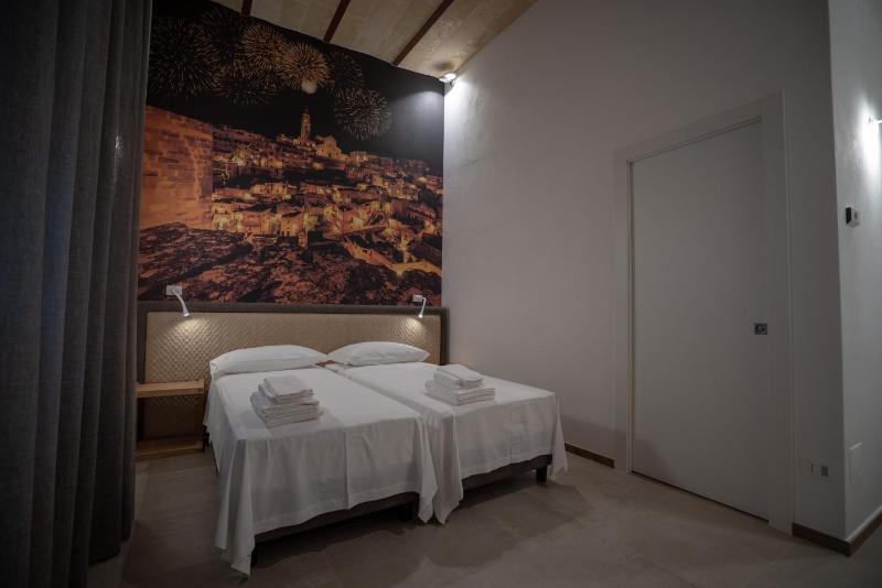 Twin Room with Private Bathroom image 3