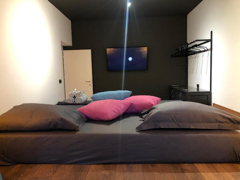 One-Bedroom Apartment image 3