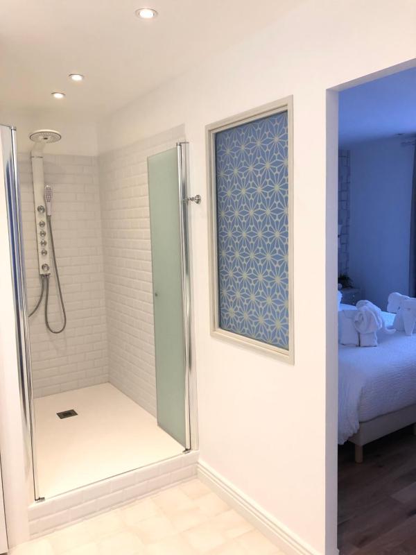 Queen Room with Garden View image 2