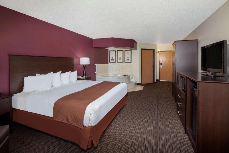 King Suite - Non-Smoking image 2