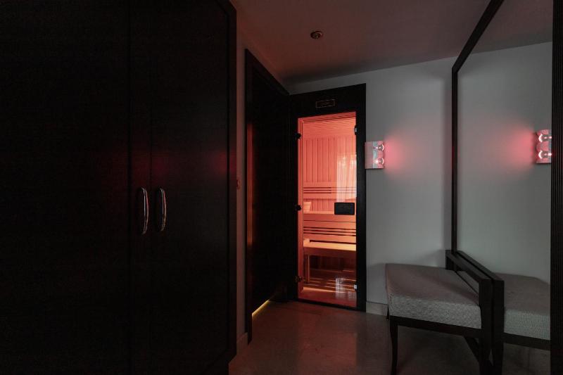 King Suite with Spa Bath image 2