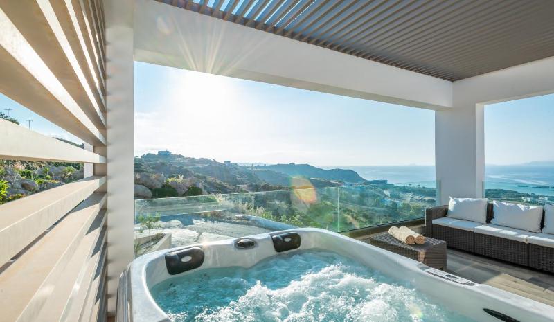 Junior Suite with Outdoor Jetted Tub and Sea View image 4