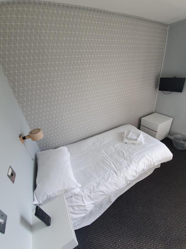 Single Room with Shared Shower and Toilet image 1
