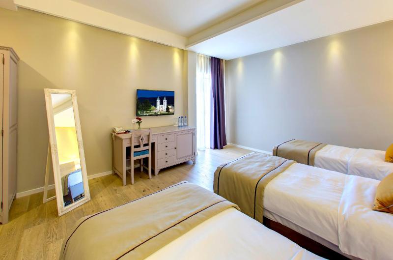 Deluxe Triple Room with Balcony image 4