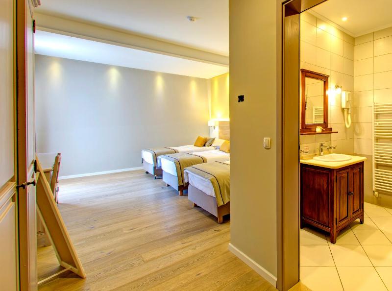 Deluxe Triple Room with Balcony image 3