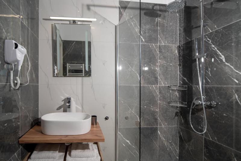 Executive Suite with Balcony image 4