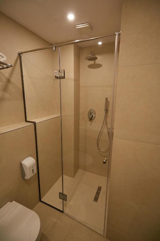Deluxe Double Room with Side Sea View image 4