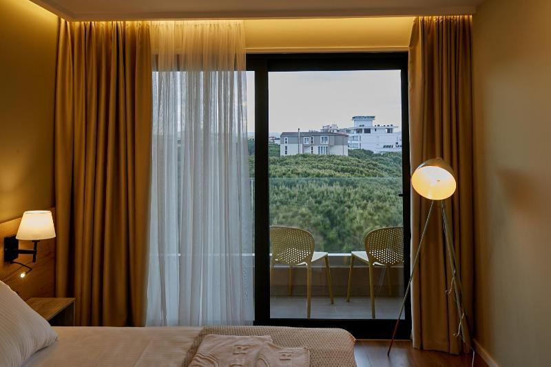 Standard Double Room with Side Sea View image 3