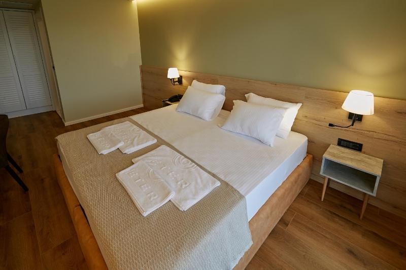 Standard Double Room with Side Sea View image 4