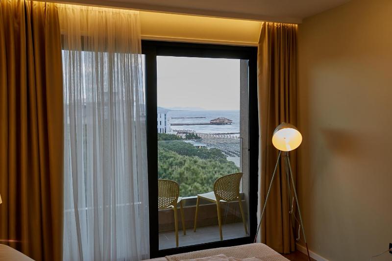 Standard Double Room with Side Sea View image 3