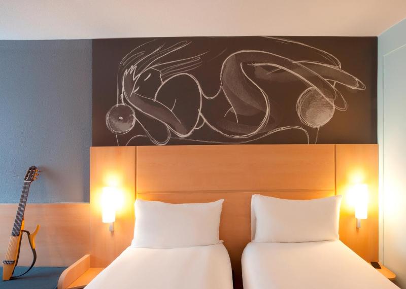 Twin Room image 3