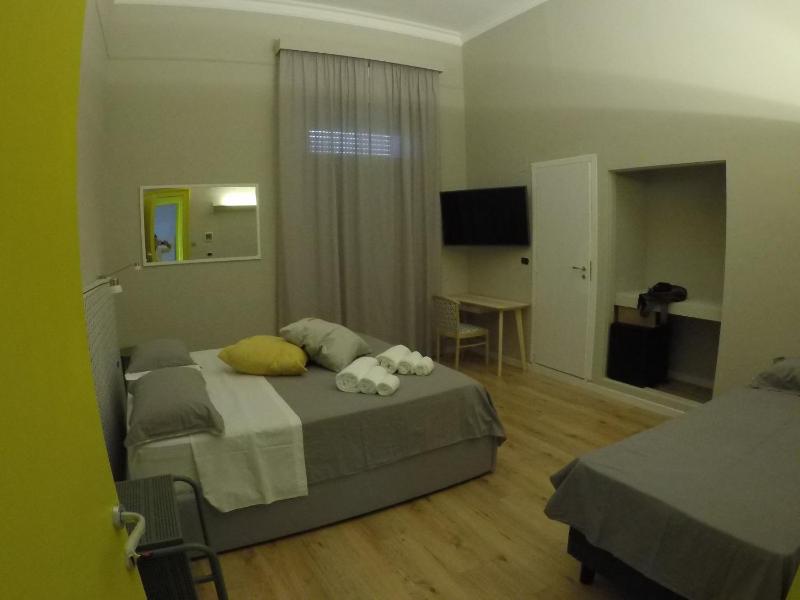 Deluxe Triple Room image 4