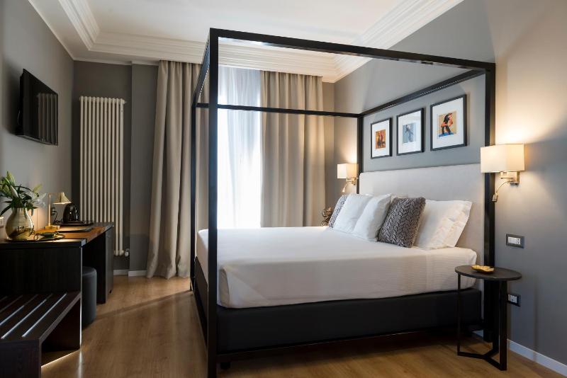 Deluxe Double or Twin Room image 2