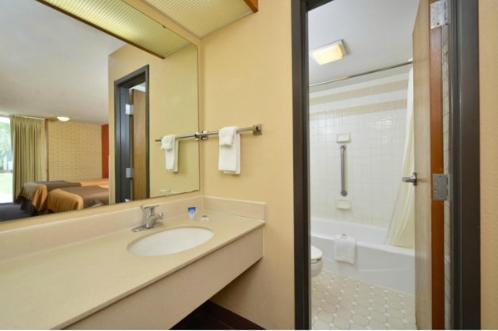 King Room - Non-Smoking image 2