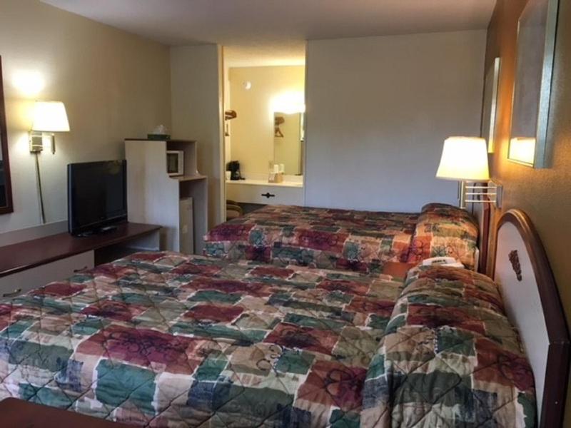 Double Room with Two Double Beds - Smoking image 3
