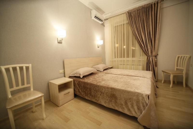 Twin Room with Bathroom image 4