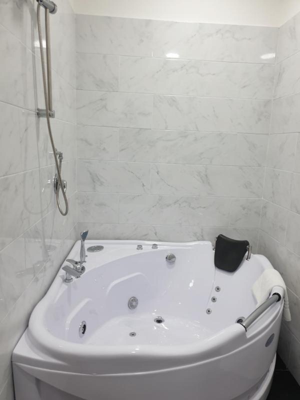 Double Room with Spa Bath image 2