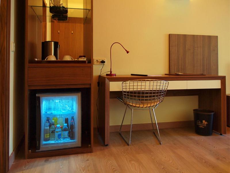 King Suite with Spa Bath image 3