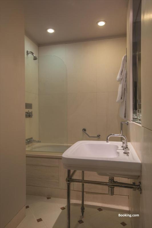 Classic Double Room image 3