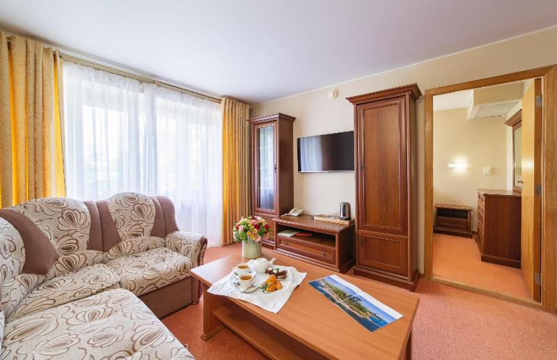 Superior Family Room image 3