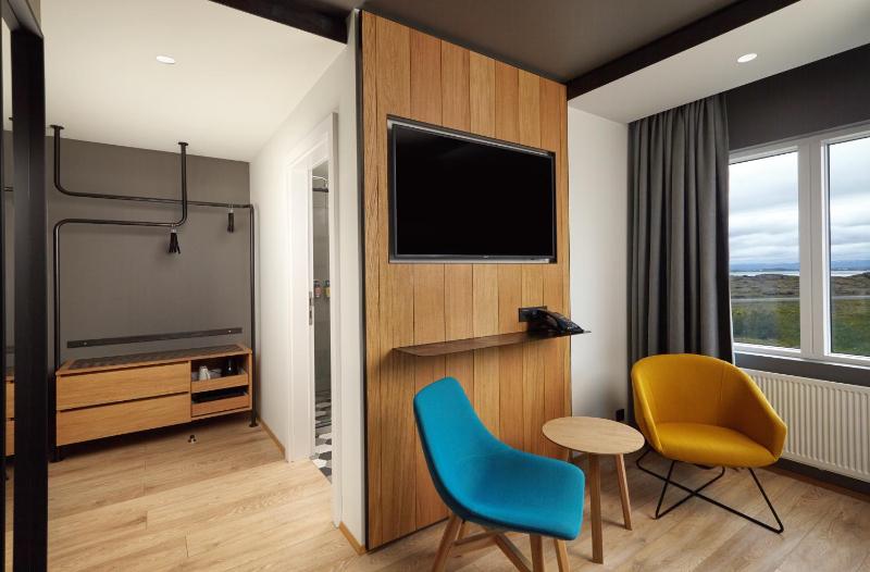 Superior King Room image 3