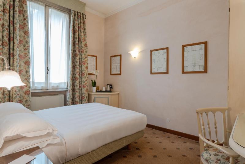 Compact Room image 1