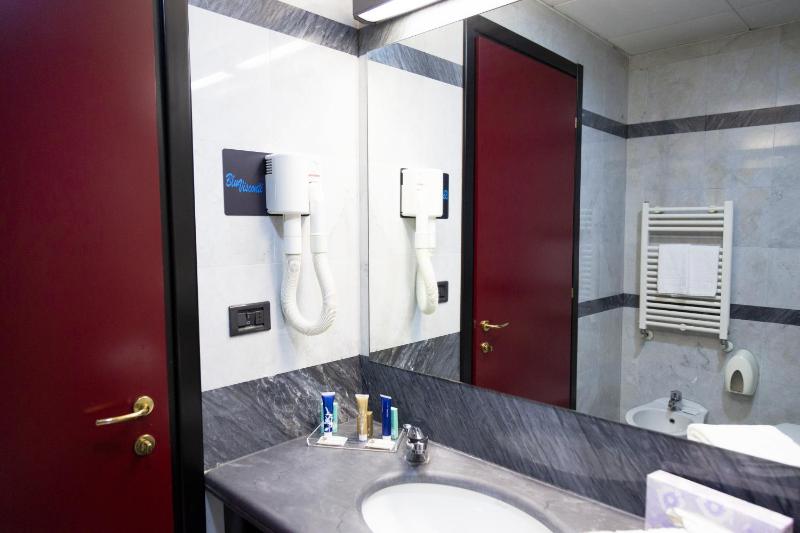 Twin Room image 2