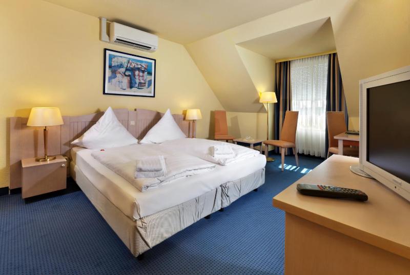 Tryp By Wyndham Luebeck Aquamarin - image 11