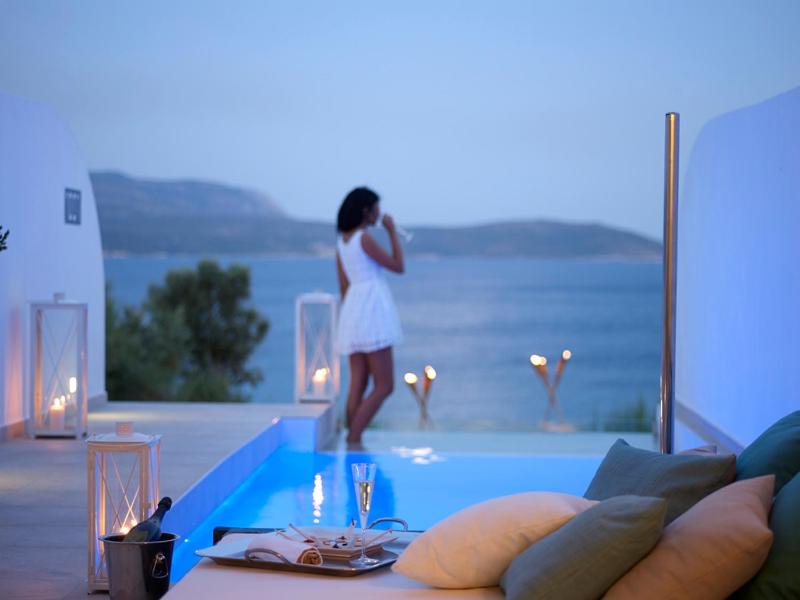 Suite Sea Front with Private Pool image 3