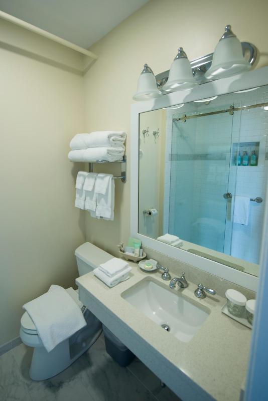 Standard King Room image 3