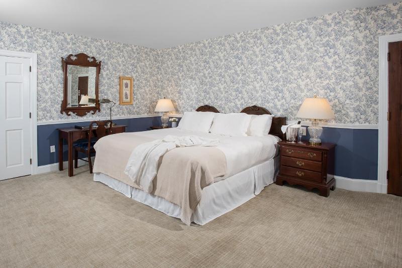 Standard King Room image 1