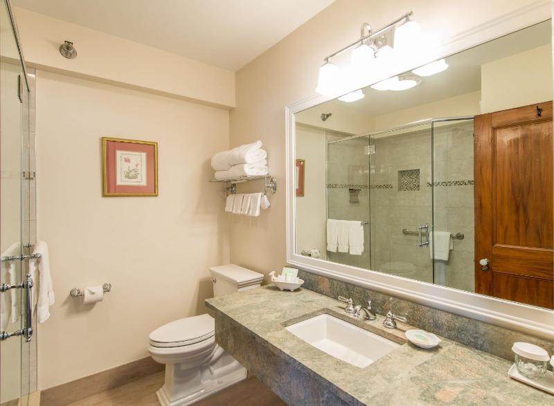 Standard King Room image 2