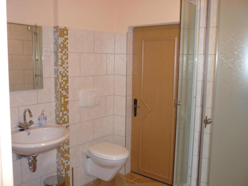 Single Room with Shared Bathroom image 1