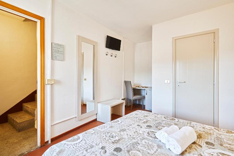 Double Room with Private Bathroom image 2