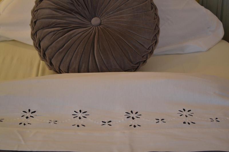 Twin Room with Bath image 3