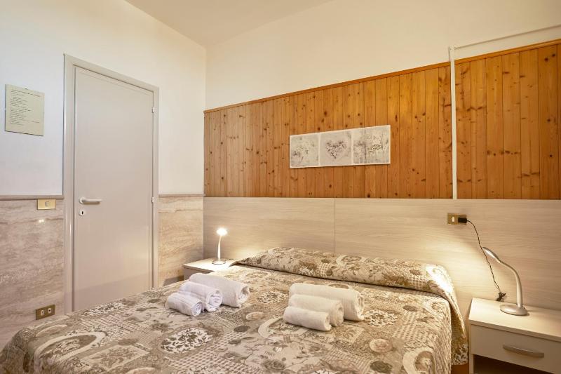 Double or Twin Room image 3