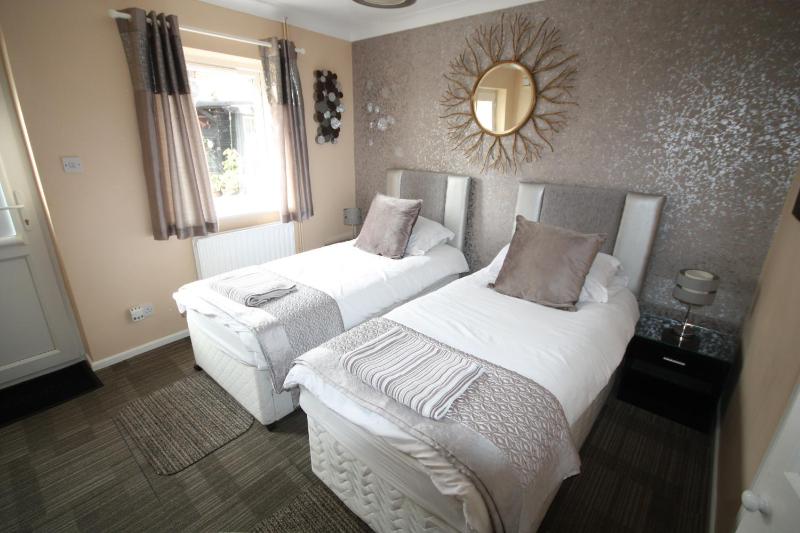 Twin Room with Shower image 4