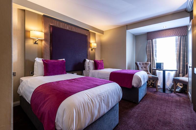 Standard Twin Room image 3