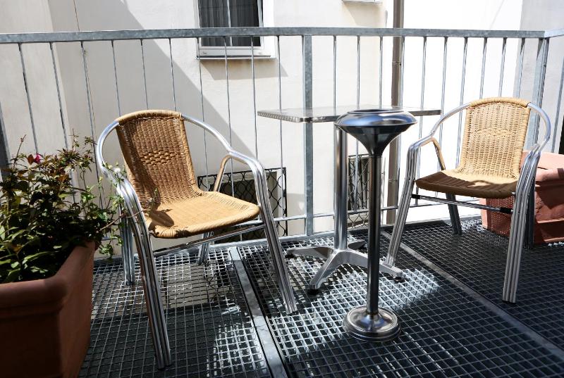 Triple Room with Balcony image 2