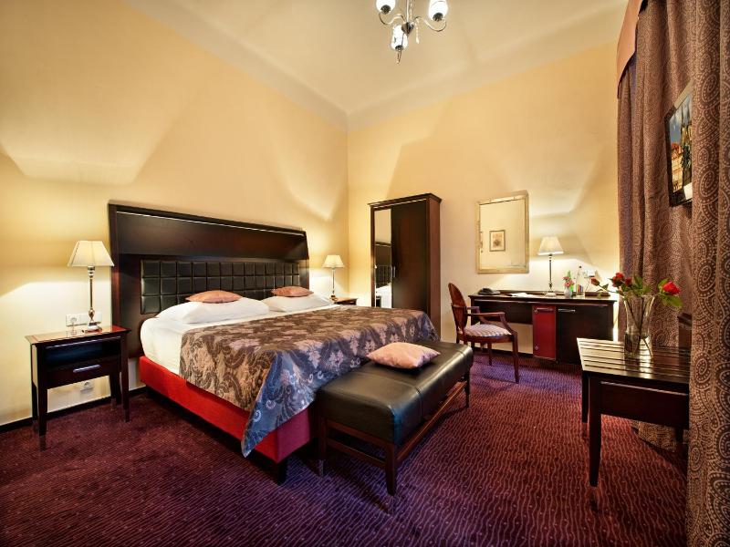 Double or Twin Room image 4