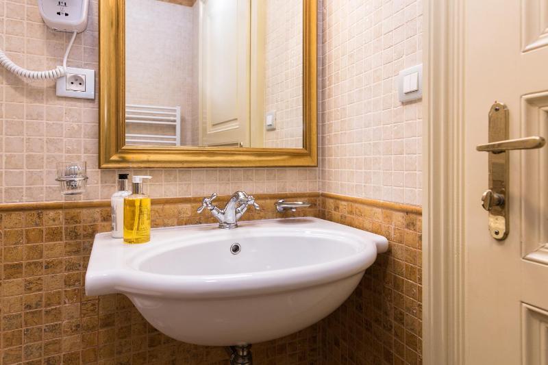 Superior Single Room image 3