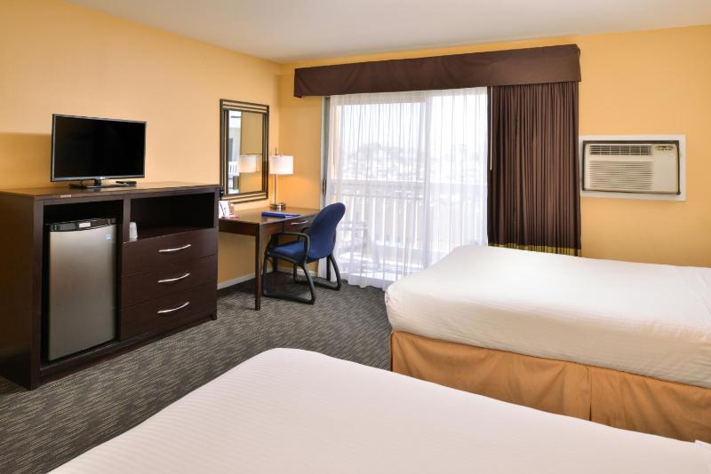 Standard Queen Room with Two Queen Beds image 3