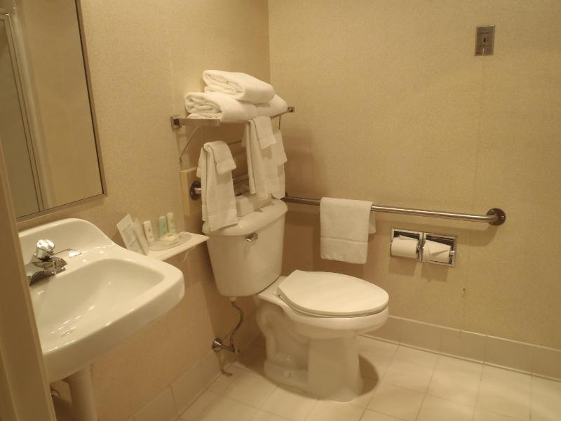 Queen Room with Two Queen Beds - Non-Smoking image 3