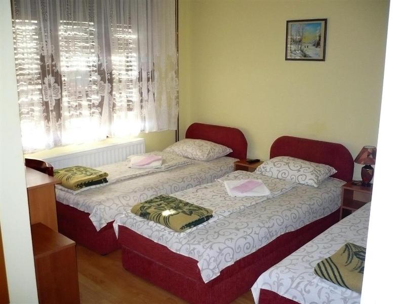 Triple Room with Bathroom image 3