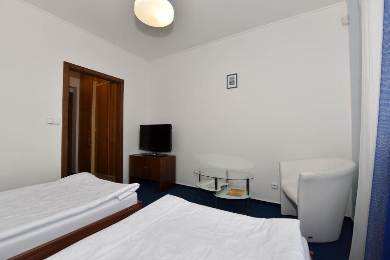 Twin Room image 3